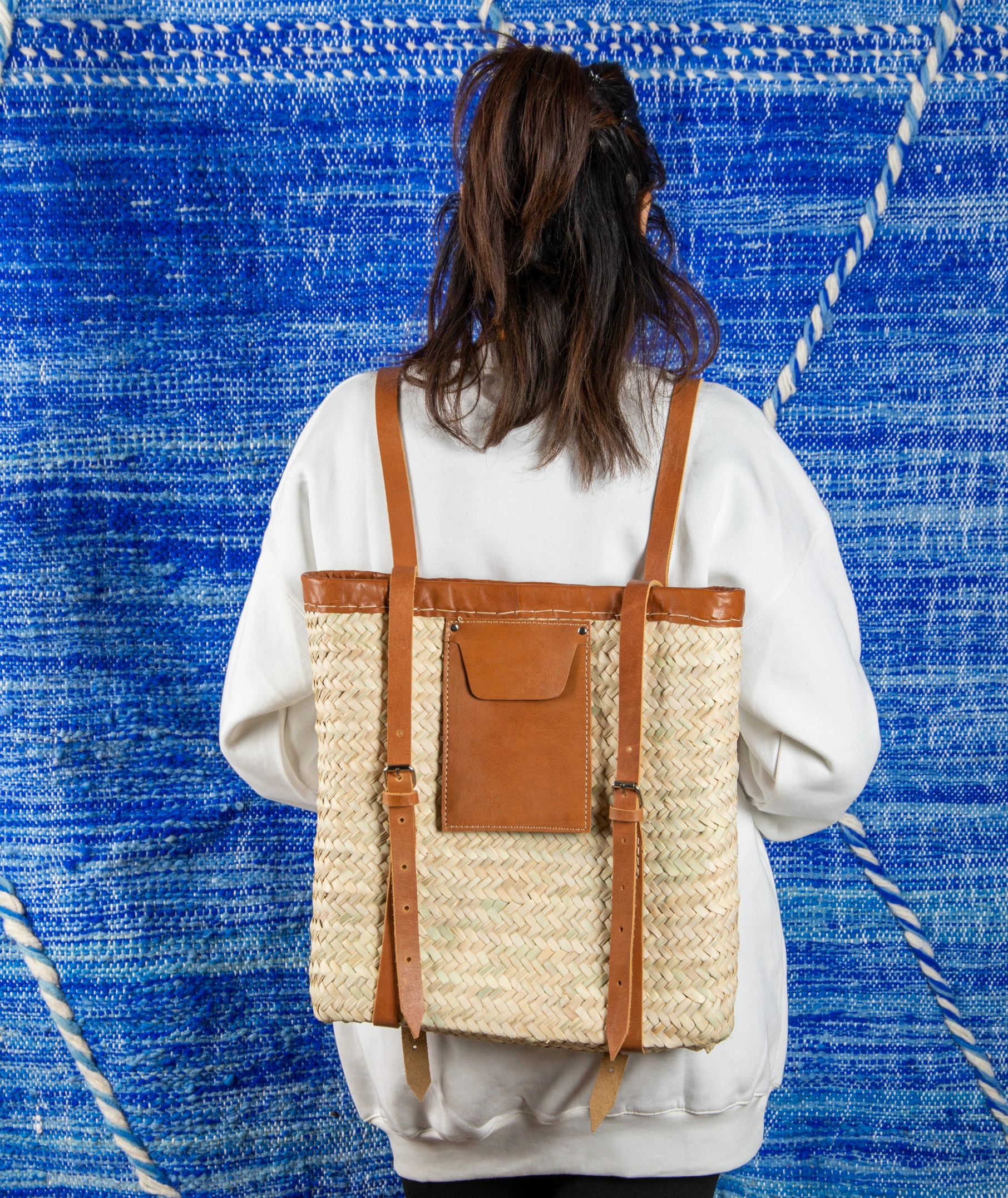 Sac à dos marocain en paille tressé main avec lanières en cuir