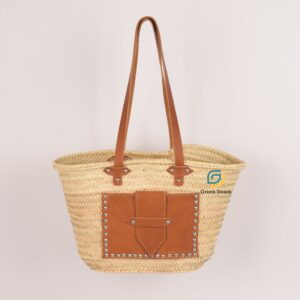 Sac cabas en paille avec poche cloutée en cuir par Green Doum