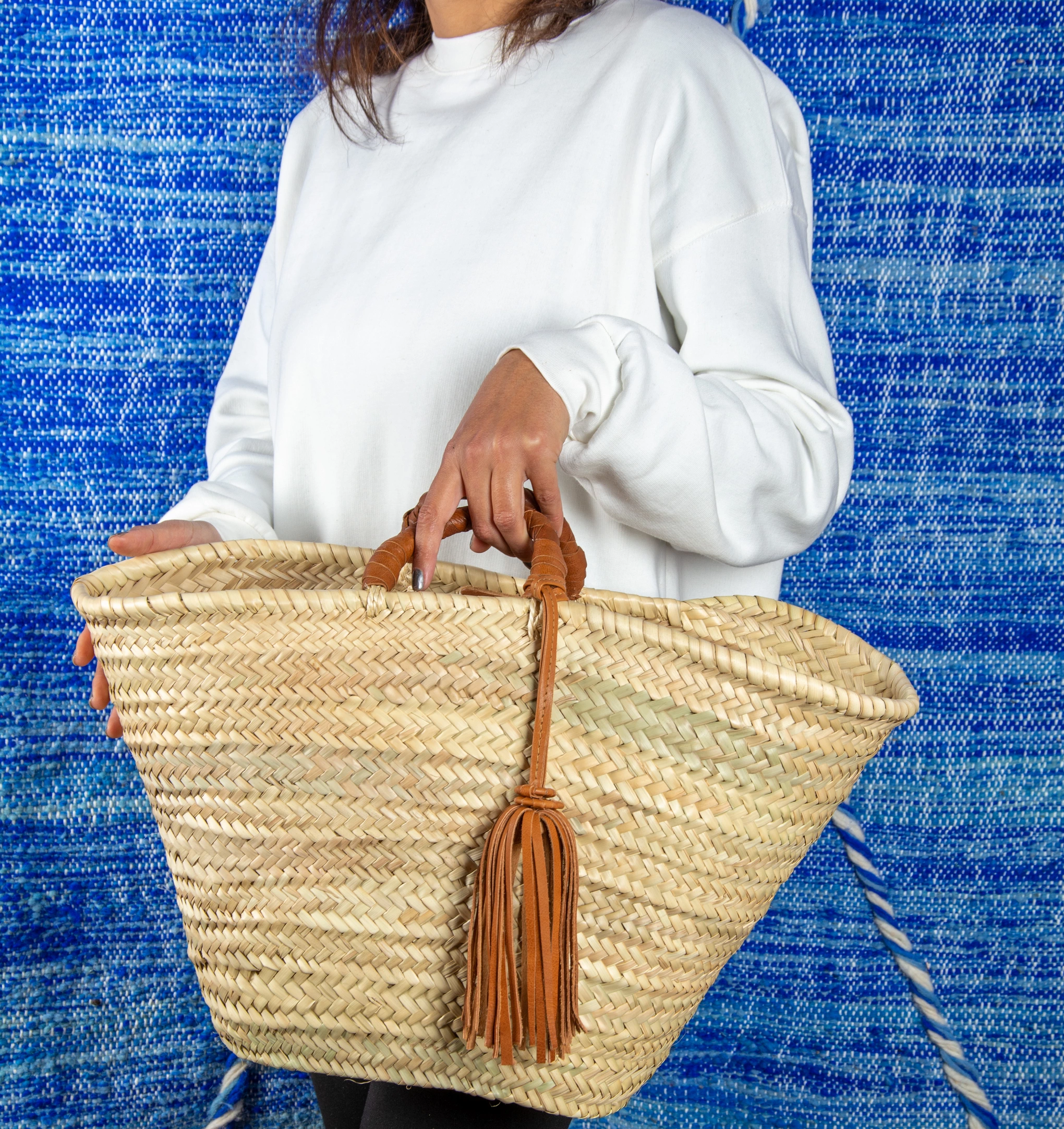 Panier en paille, anse courte tressée et pampille en cuir - Green Doum