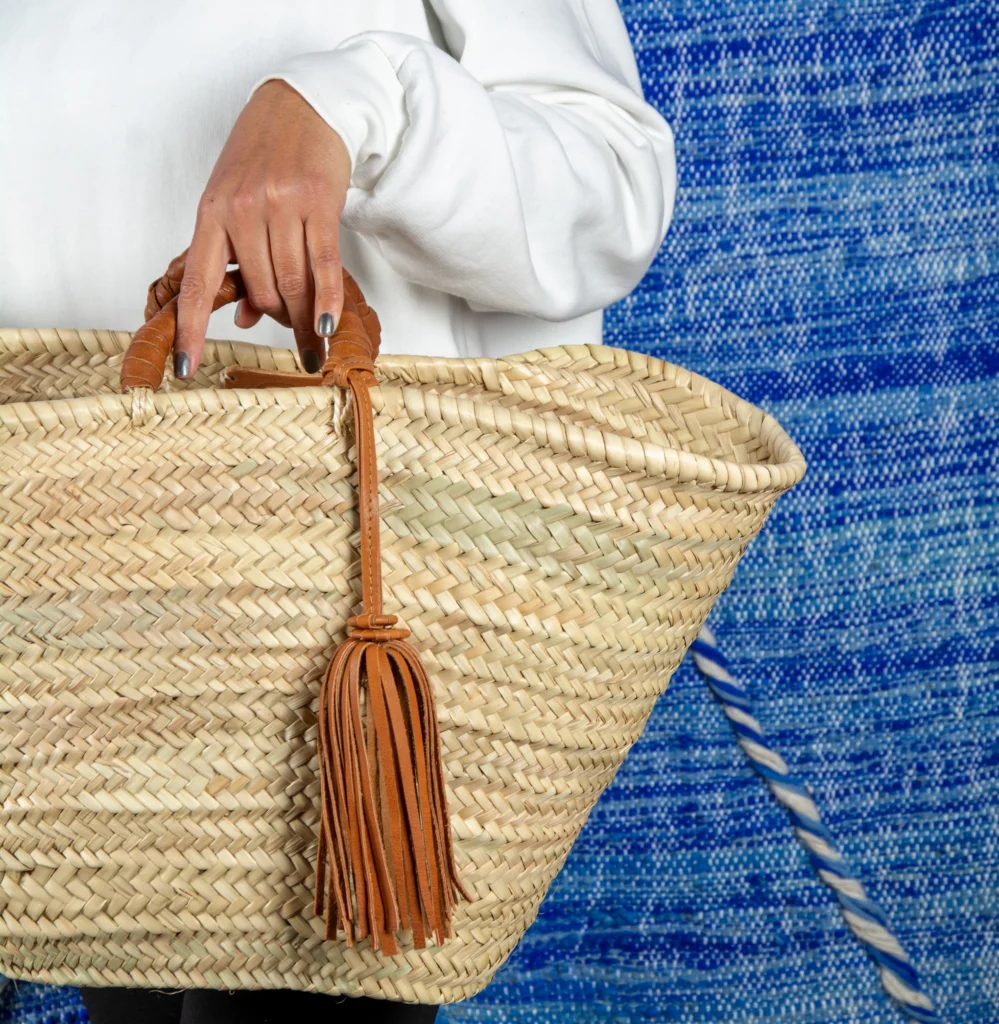Panier en paille avec pampille en cuir par Green Doum, photo 2