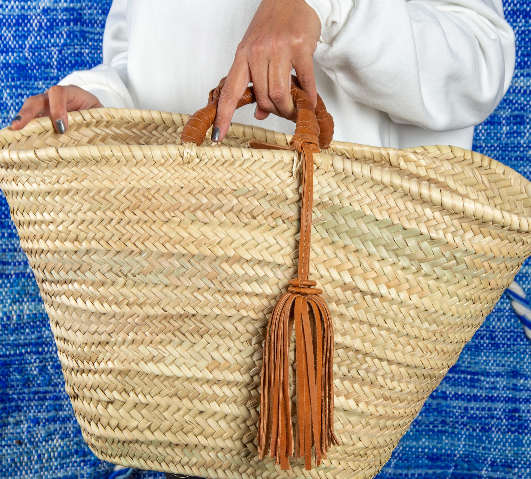 Panier en paille, anse courte tressée et pampille en cuir - vue 3