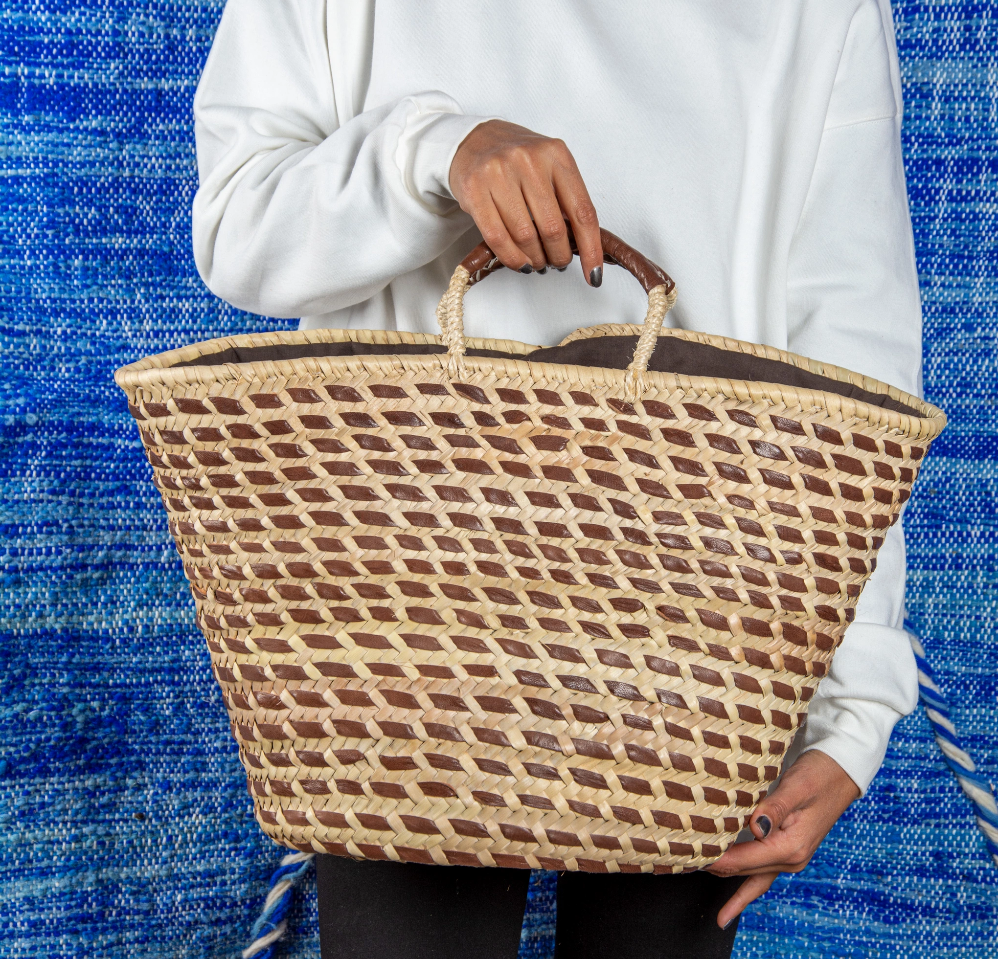 Panier en paille avec motif en cuir tissé - Green Doum