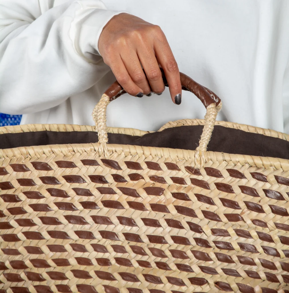 Panier en paille motif en cuir tissé par Green Doum, photo 2