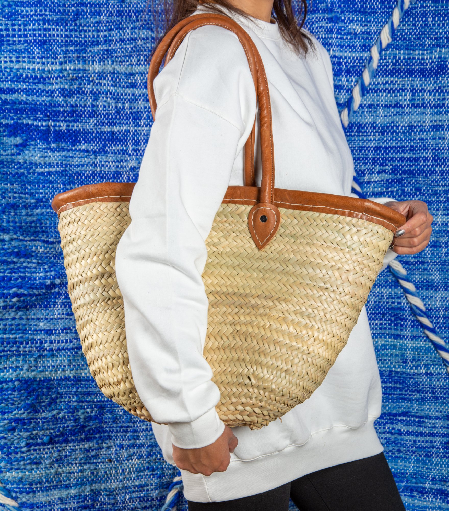 Panier épaule en paille, bord en cuir et longues anses