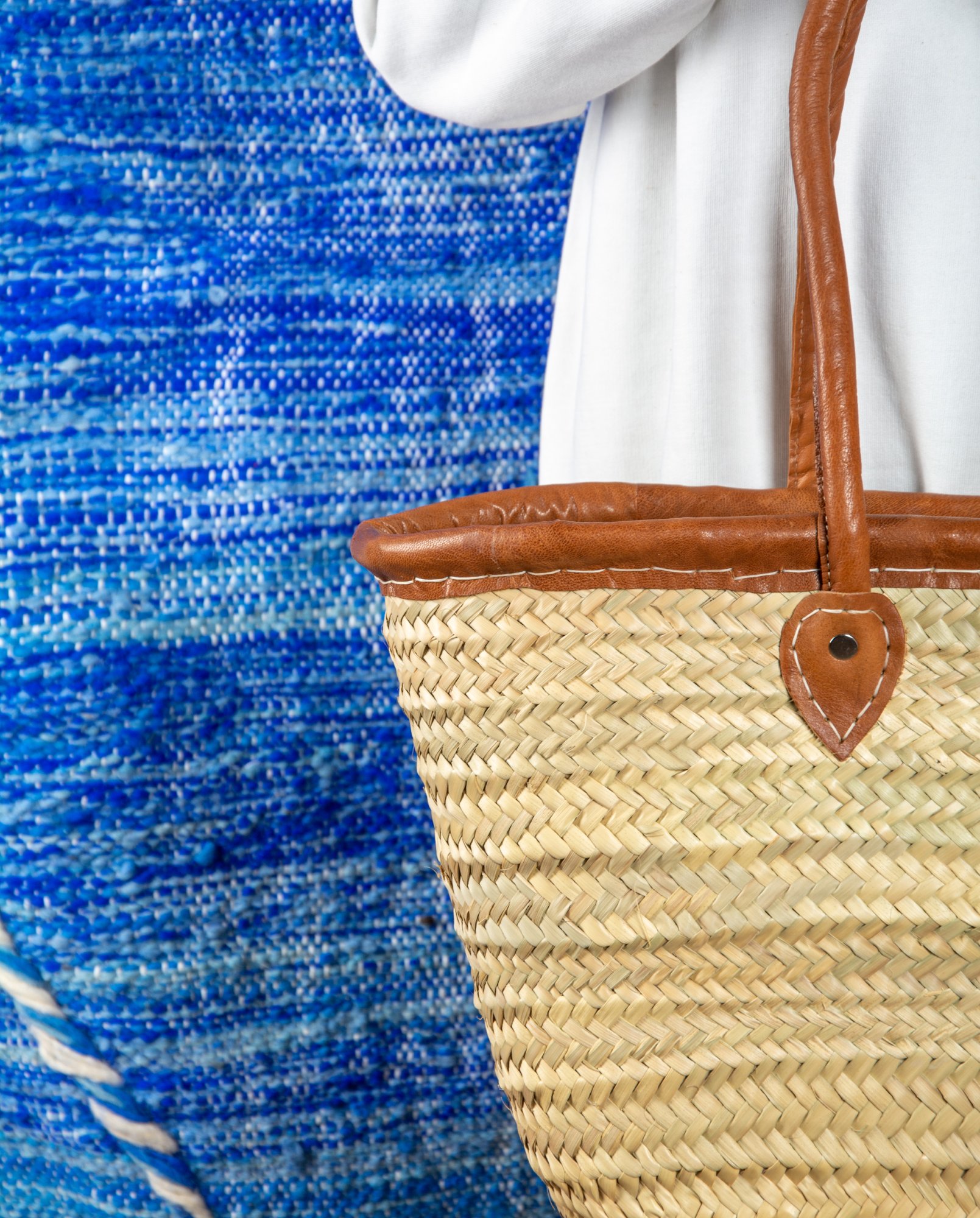 Panier épaule en paille, bord en cuir et longues anses – Image 3