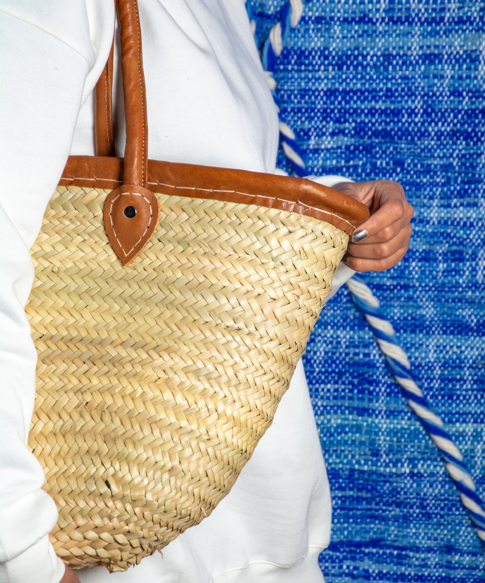Panier épaule en paille, bord en cuir et longues anses – Image 4