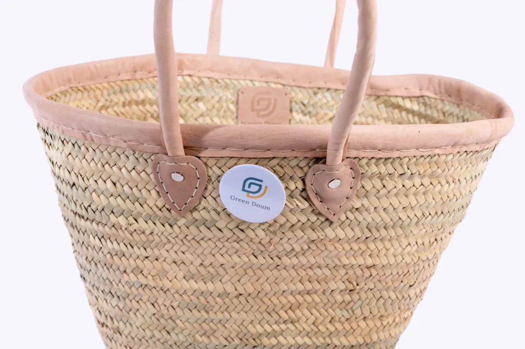 Panier épaule en paille avec bord en cuir par Green Doum, photo 3