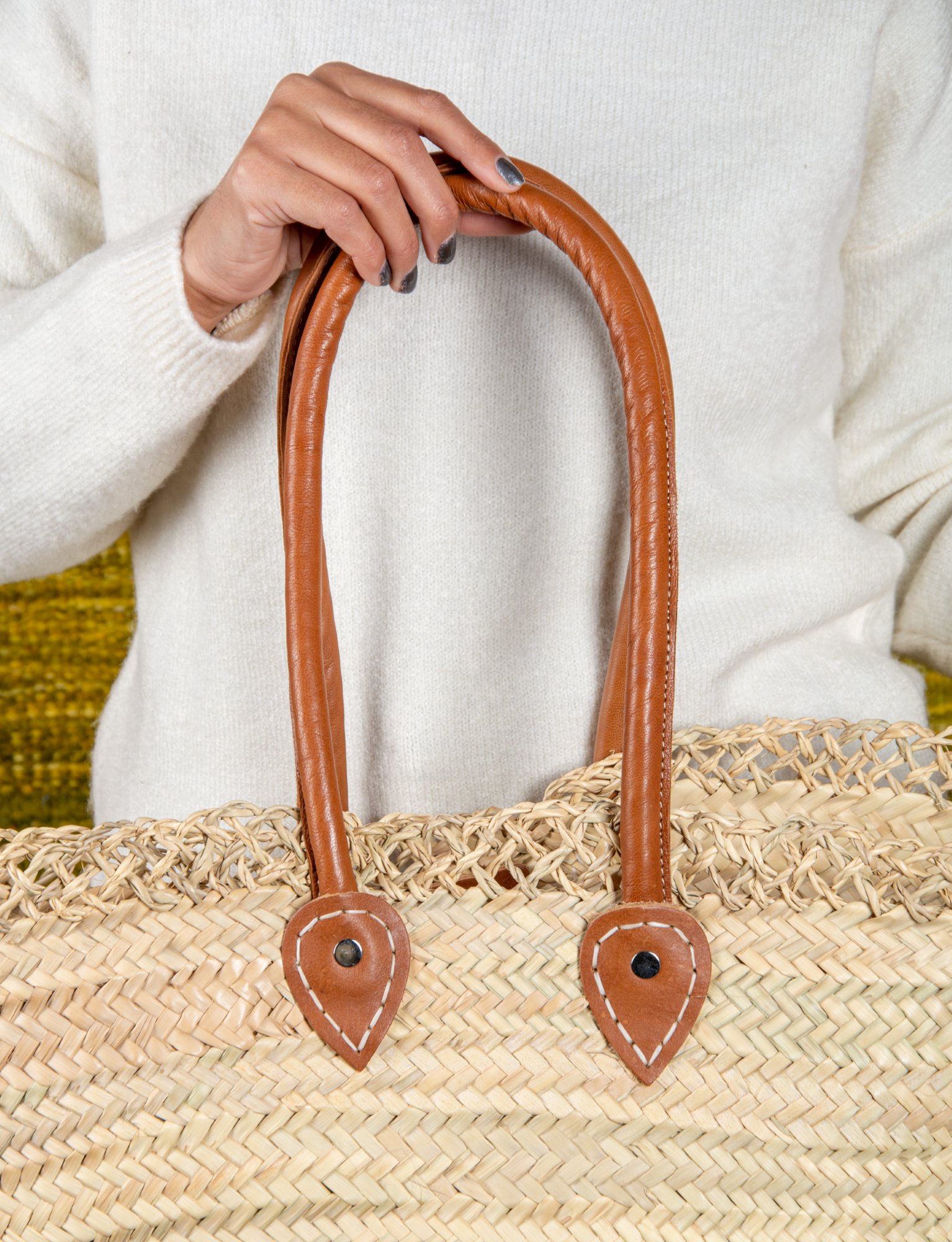 Panier épaule en paille à bord ajouré et anses en cuir – Image 3