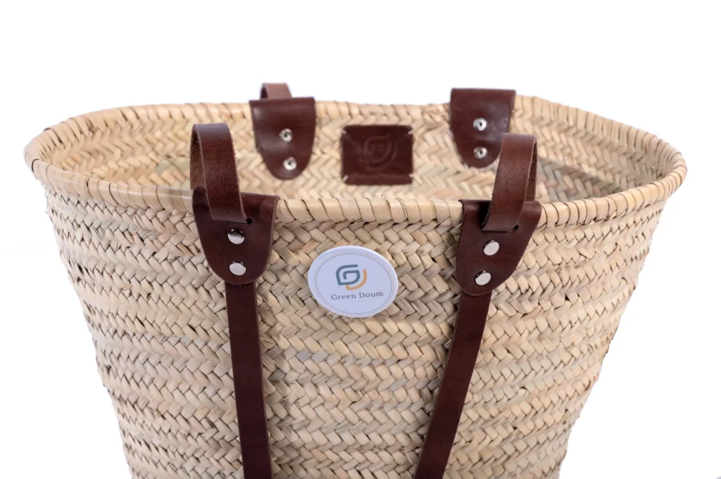 Panier de plage en paille avec bandoulières par Green Doum, photo 3