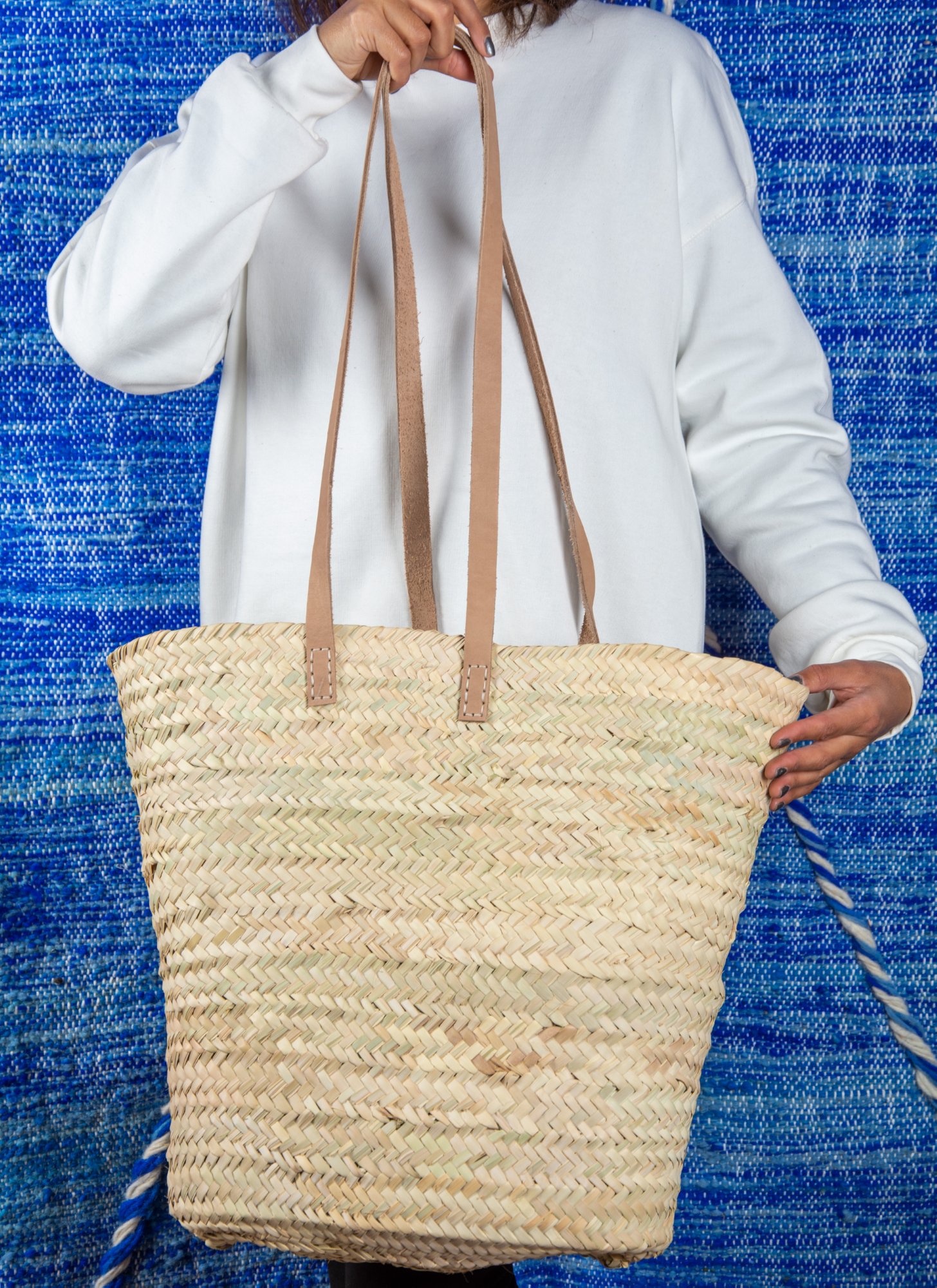 Large palm leaf basket with long handles by Green Doum, photo 2