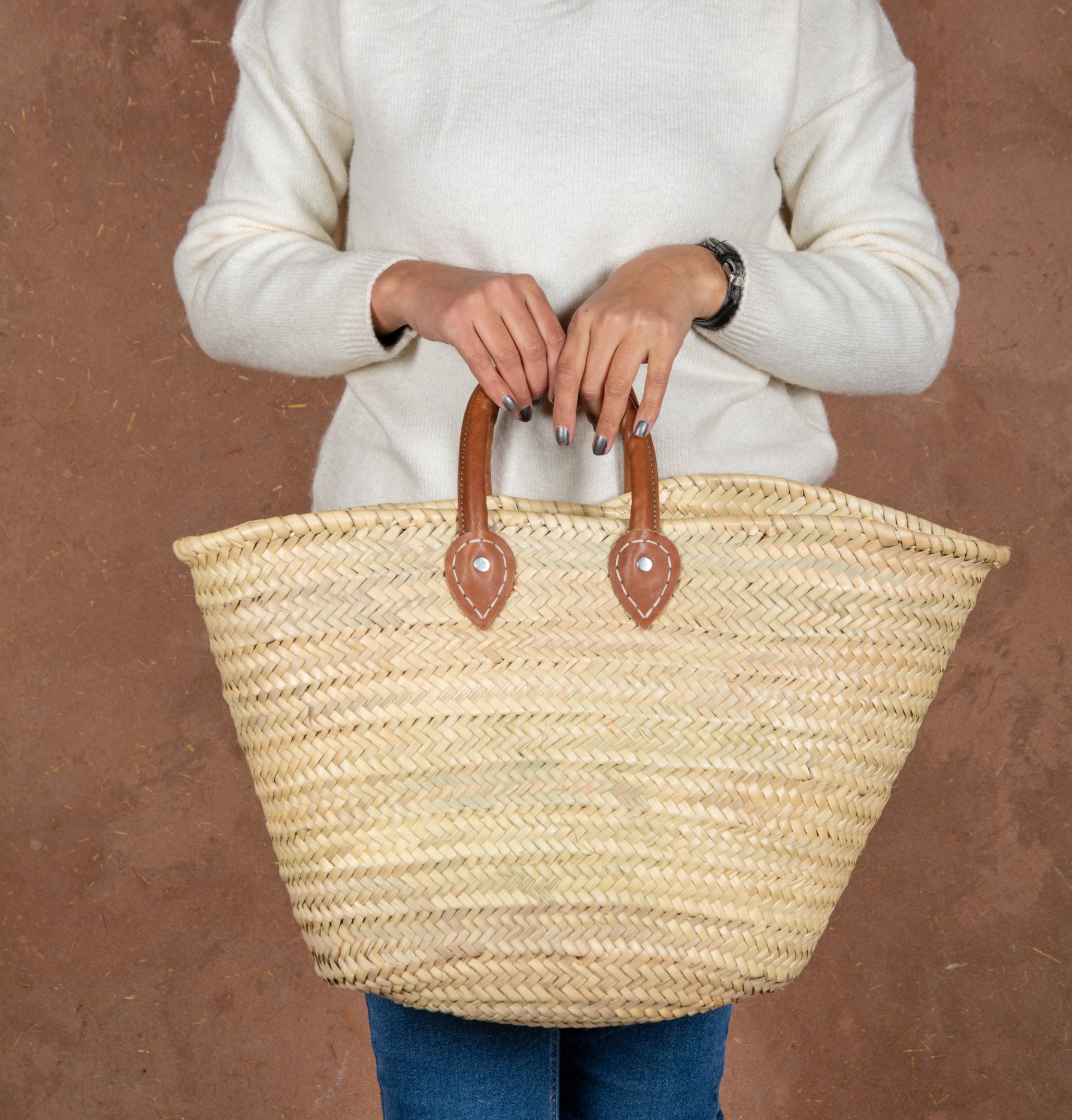 Panier en paille avec anses courtes en cuir par Green Doum