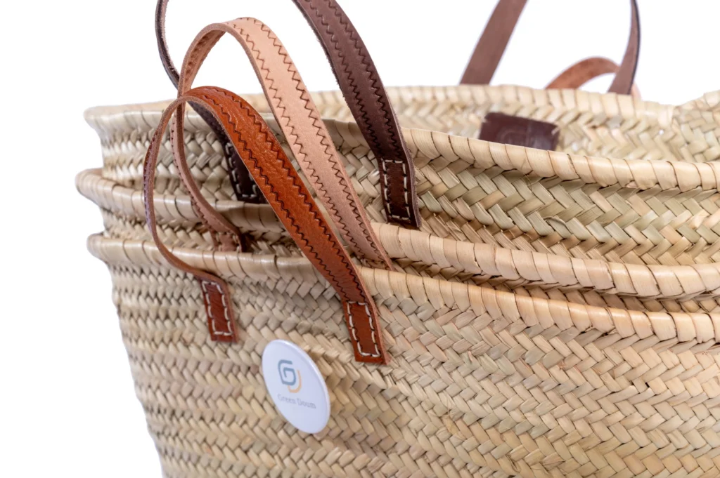 Panier en paille avec anses plates en cuir par Green Doum, photo 2