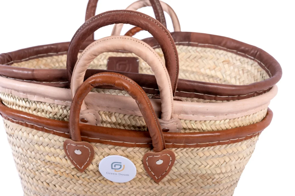 Panier de courses en paille avec bord en cuir par Green Doum, photo 2