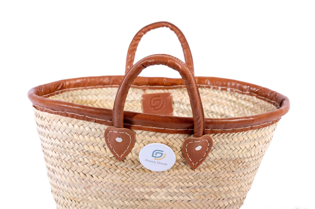 Panier de courses en paille avec bord en cuir par Green Doum, photo 4