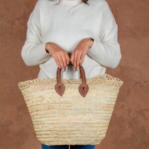 Panier en paille à bord ajouré, anses courtes en cuir