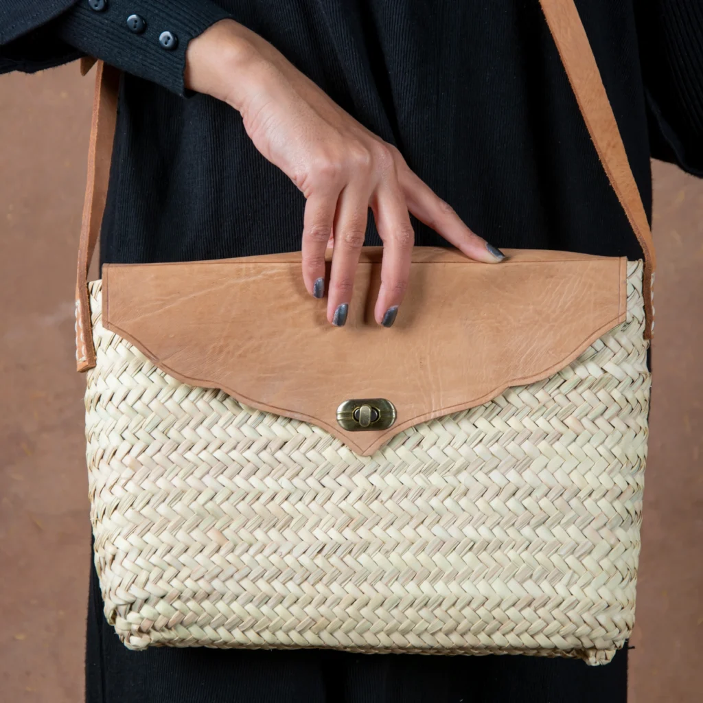 Sac épaule en paille avec rabat en cuir par Green Doum, photo 2