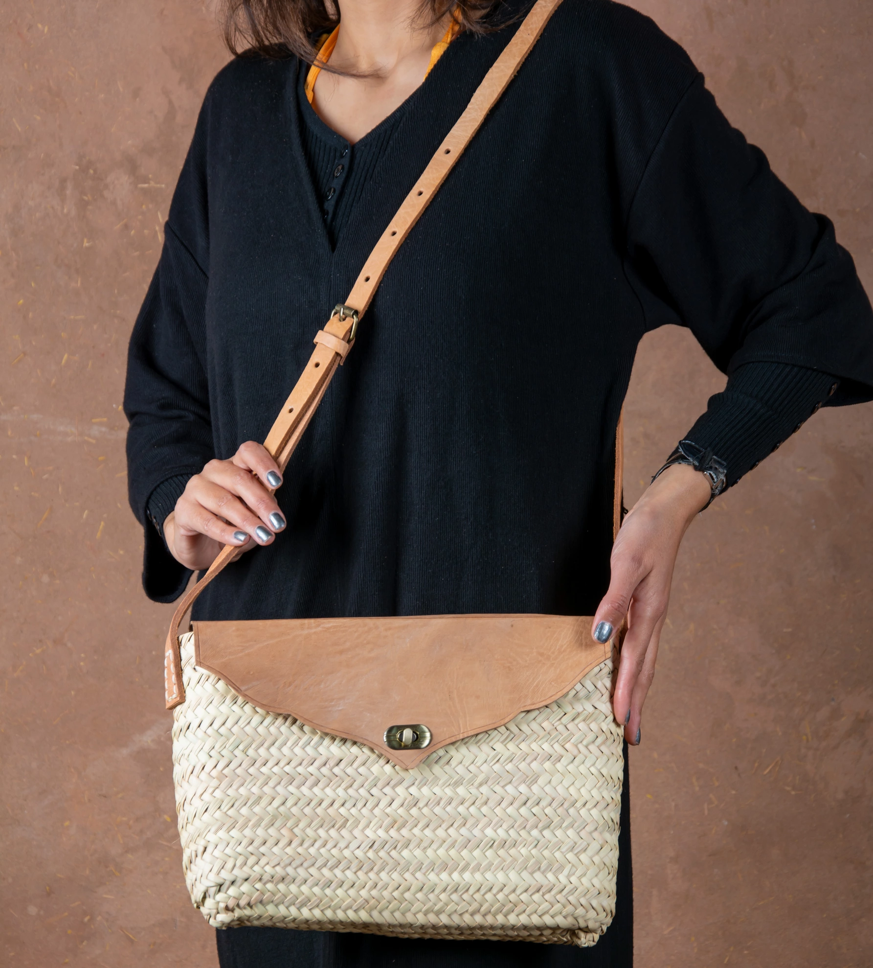 Sac bandoulière en paille Marrakech, rabat en cuir festonné - vue 3