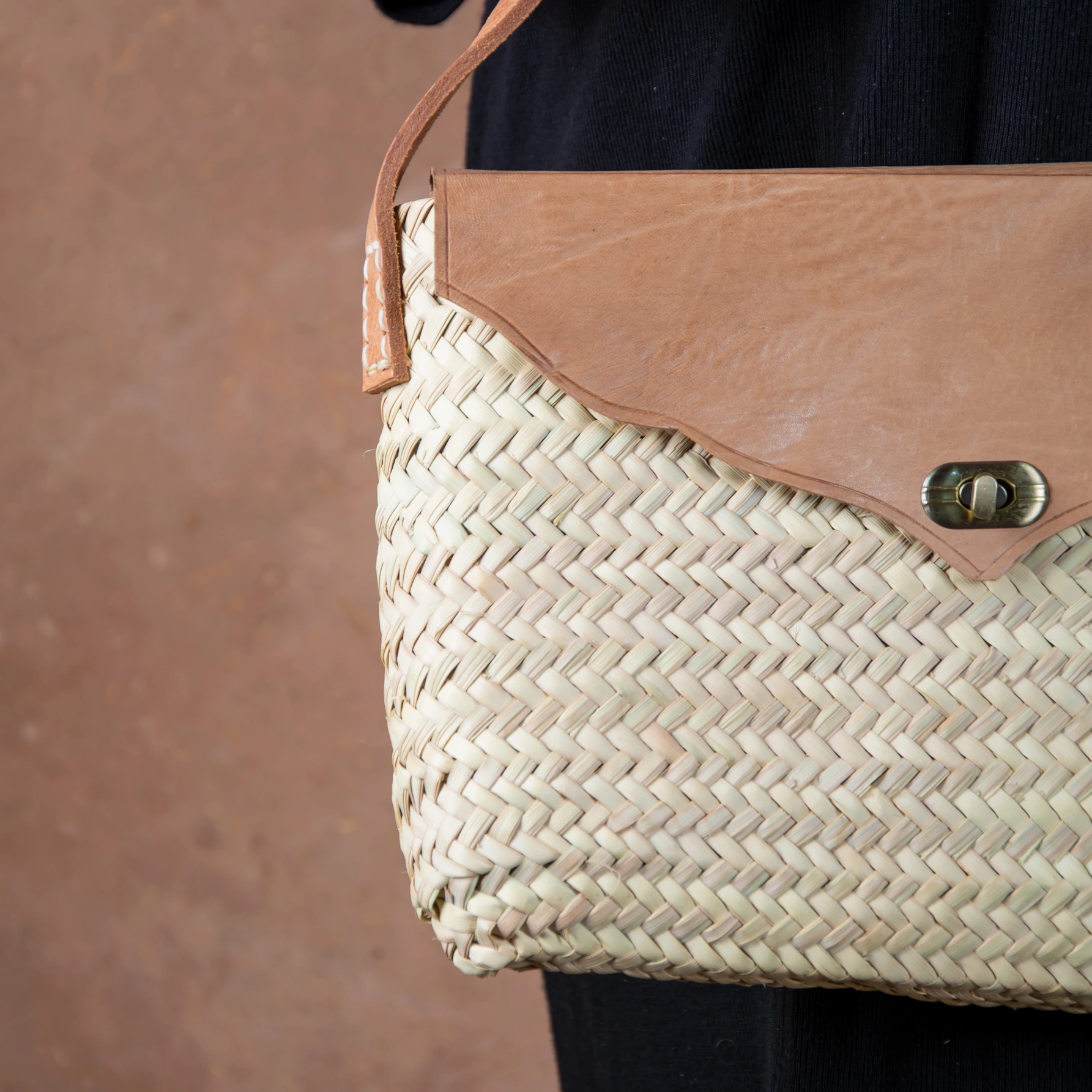 Sac bandoulière en paille Marrakech, rabat en cuir festonné - vue 4