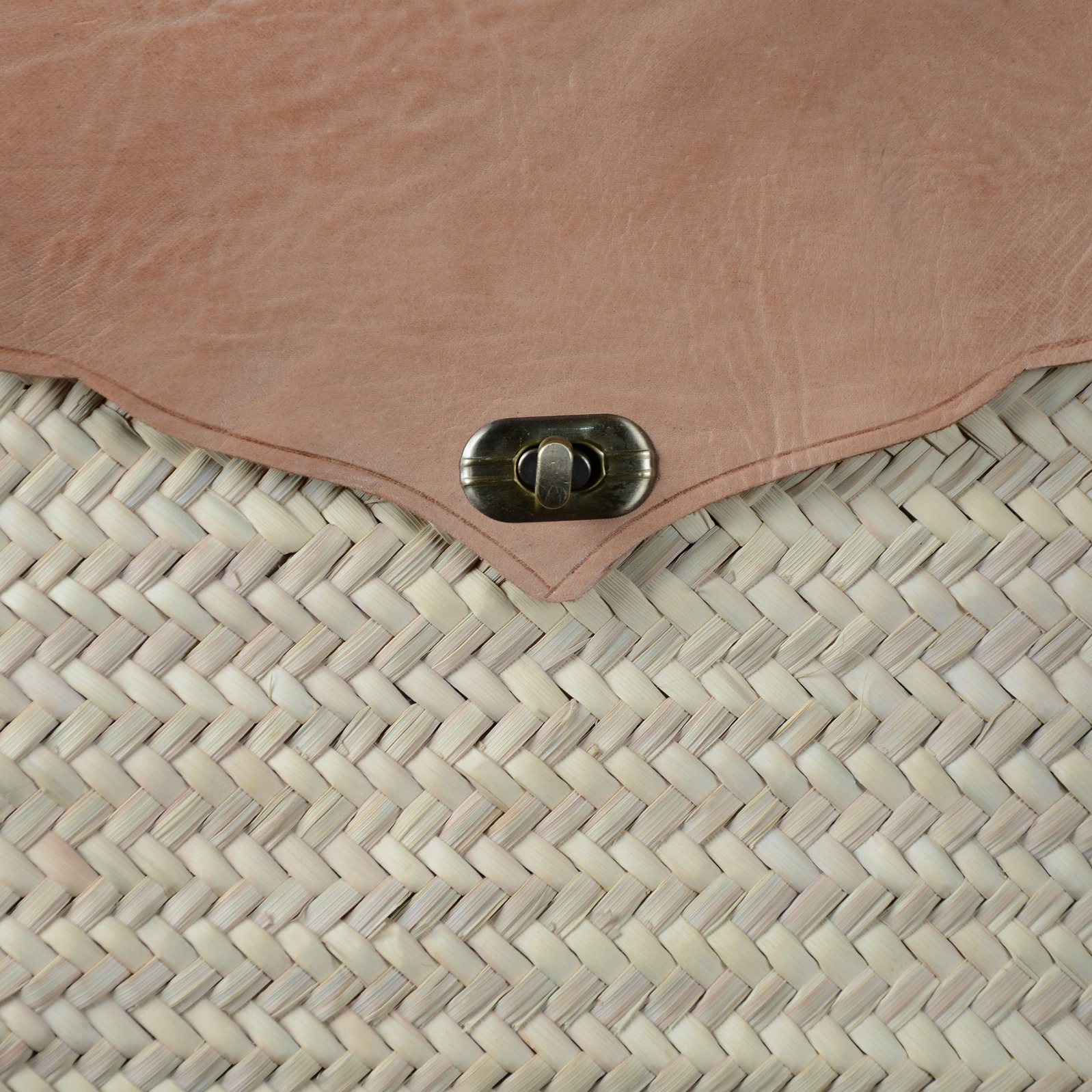 Sac bandoulière en paille Marrakech, rabat en cuir festonné - vue 5