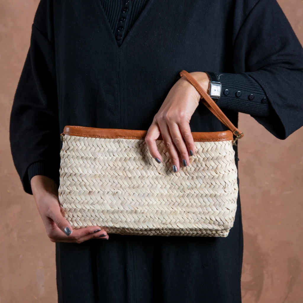 Straw crossbody bag with zipper by Green Doum, photo 4