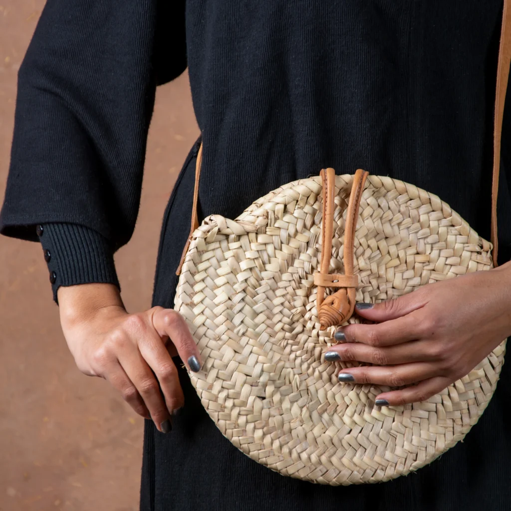 Round straw crossbody bag by Green Doum, photo 2