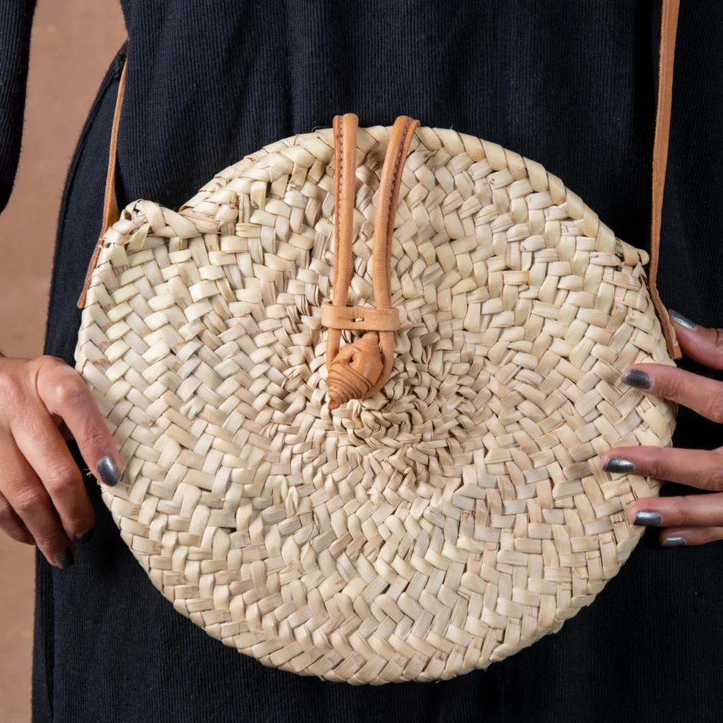Round straw crossbody bag by Green Doum, photo 3