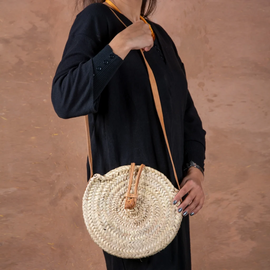 Round straw crossbody bag by Green Doum, photo 4