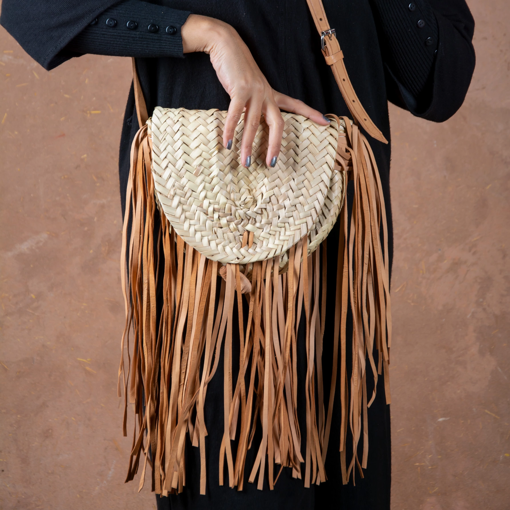 Sac bandoulière bohème en paille, longues franges en cuir - vue 2