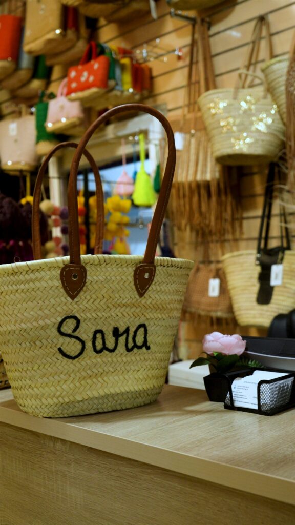 Panier en paille à anses en cuir personnalisé avec le prénom Sara brodé en noir